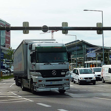 Symbolbild: Ein Lkw fährt durch Stuttgart. Foto: Stadt Stuttgart