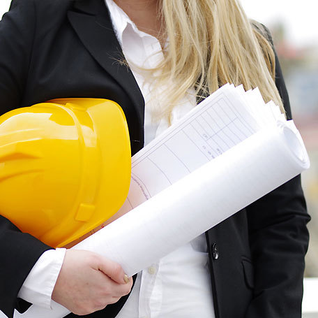 Das Bild zeigt eine Architektin auf einer Baustelle. Foto: Wellnhofer Designs/Fotolia.com