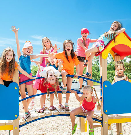 Das Bild zeigt eine Gruppe Kinder auf einem Spielplatz. Foto: shmel - fotolia.com