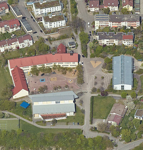 Das Bild zeigt eine Luftaufnahme der Wolfbuschschule. Foto: Stadt Stuttgart