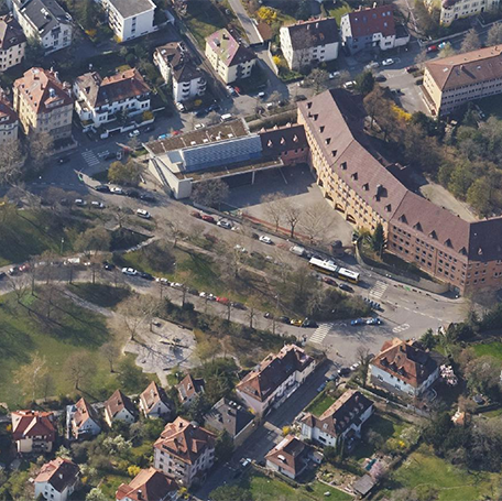 Am Wagenburgplatz (links) werden die Schulcontainer während der Sanierung des Wagenburg-Gymnasiums (rechts) aufgestellt. Foto: Stadt Stuttgart