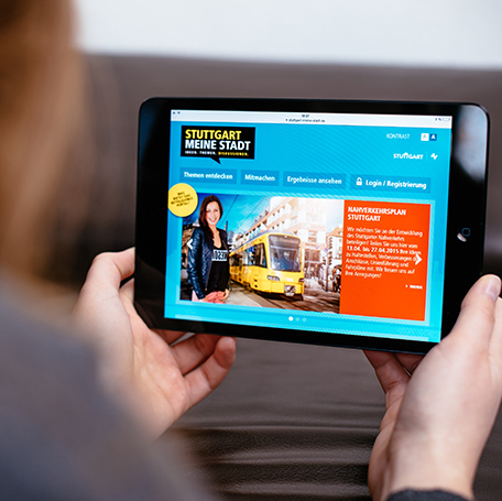 Ein User nutzt das Beteiligungsportal auf einem Tablet. Foto: Martin Lorenz/Stadt Stuttgart