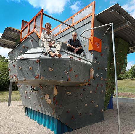 Die Außenhaut der Kletteranlage wurde mit Recycling-Kunststoffplatten erstellt. Volker Schirner, Leiter des Garten-, Friedhofs- und Forstamts, und die Bezirksvorsteherin von Feuerbach, Andrea Klöber, haben den umgestalteten Spielplatz am 21. Juli eingeweiht. Foto: Thomas Hörner