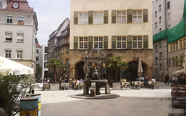 Der neu gestaltete Platz rund um den Hans-im-Glück-Brunnen.