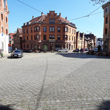 Der Eduard-Pfeiffer-Platz soll umgestaltet, das prägende Pflaster dabei aber erhalten bleiben. Foto: Stadt Stuttgart