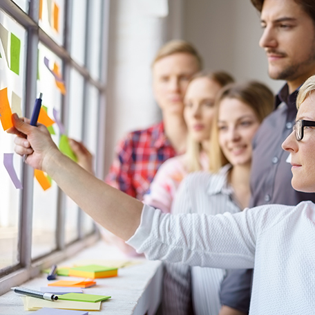 Um Menschen unterschiedlichster Milieus und Gruppen an einen Tisch zu bringen, wird sich der Bürgerrat aus zufällig ausgewählten Personen zusammensetzen. (Symbolbild) Foto: contrastwerkstatt/Getty Images