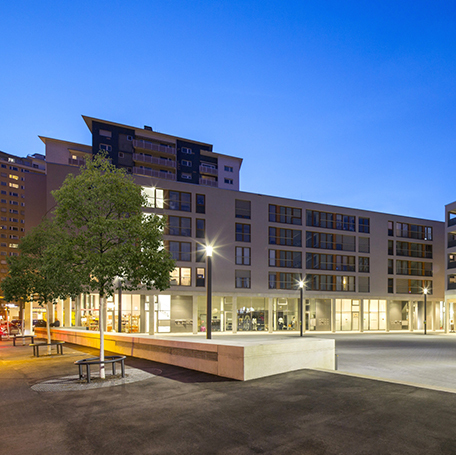 Blick auf den neu gestalteten Hans-Scharoun-Platz in Zuffenhausen am Abend. Foto: SWSG