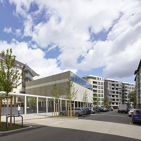 Das Foto zeigt den Turnhallen‐Neubau und den Pausenhofvon Süd her. Foto: Roland Halbe/Stadt Stuttgart