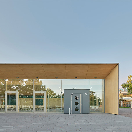 Der Eingang zur Mensa an der Wolfbuschschule./Foto: Zooey Braun Fotografie Stuttgart