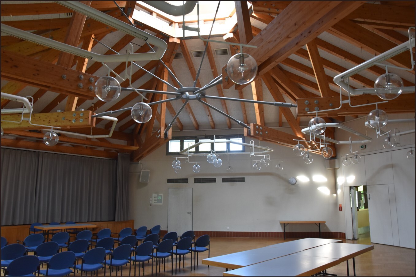 Salvator Gemeindehaus in Giebel - Großer Saal mit einer Dachkonstruktion mit zentralem Ring.jpg