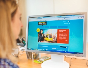 Symbolbild: Eine Frau sitzt vor einem PC-Bildschirm und schaut sich das neue Portal an. Foto: martinlorenz.net
