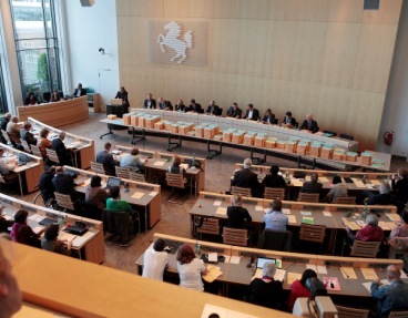 Bild: Blick von der Besuchertribüne in den Großen Sitzungssaal im Stuttgarter Rathaus. Foto: Kraufmann/Thomas Hörner/Rechte: Stadt Stuttgart