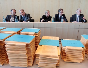 Vor der Stadtspitze um OB Fritz Kuhn liegen auf einem langen Tisch die Aktenstapel zu den Haushaltsverhandlungen. Foto: Kraufmann/Thomas Hörner/Rechte: Stadt Stuttgart