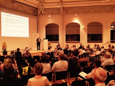 Rund 80 interessierte Bürgerinnen und Bürger kamen zum Infoabend in das Linden-Museum. Foto: Jana Braun/Stadt Stuttgart