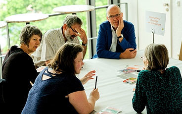 An den Thementischen diskutierten die Beteiligten Inhalte wie Mobilität im Viertel, Kulturelle Einrichtungen, Wohnen, Freizeit, Sport und Erholung. Foto: Leif Piechowski/Stadt Stuttgart