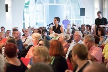 Gut besucht, die Einwohnerversammlung in Bad Cannstatt. Foto: Thomas Wagner