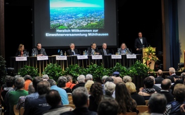 Rund 340 Mühlhausener nutzten in der Turn- und Versammlungshalle die Gelegenheit, um mit OB Fritz Kuhn und den anderen Bürgermeistern zu diskutieren. Foto: Ferdinando Iannone Rund 340 Mühlhausener nutzten in der Turn- und Versammlungshalle die Gelegenheit, um mit OB Fritz Kuhn und den anderen Bürgermeistern zu diskutieren. Foto: Ferdinando Iannone