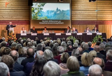 Über 280 Birkacherinnen und Birkacher nutzten in der Alfred-Wais-Halle die Gelegenheit, mit OB Fritz Kuhn und den anderen Bürgermeistern zu diskutieren. Foto: Achim Zweygarth