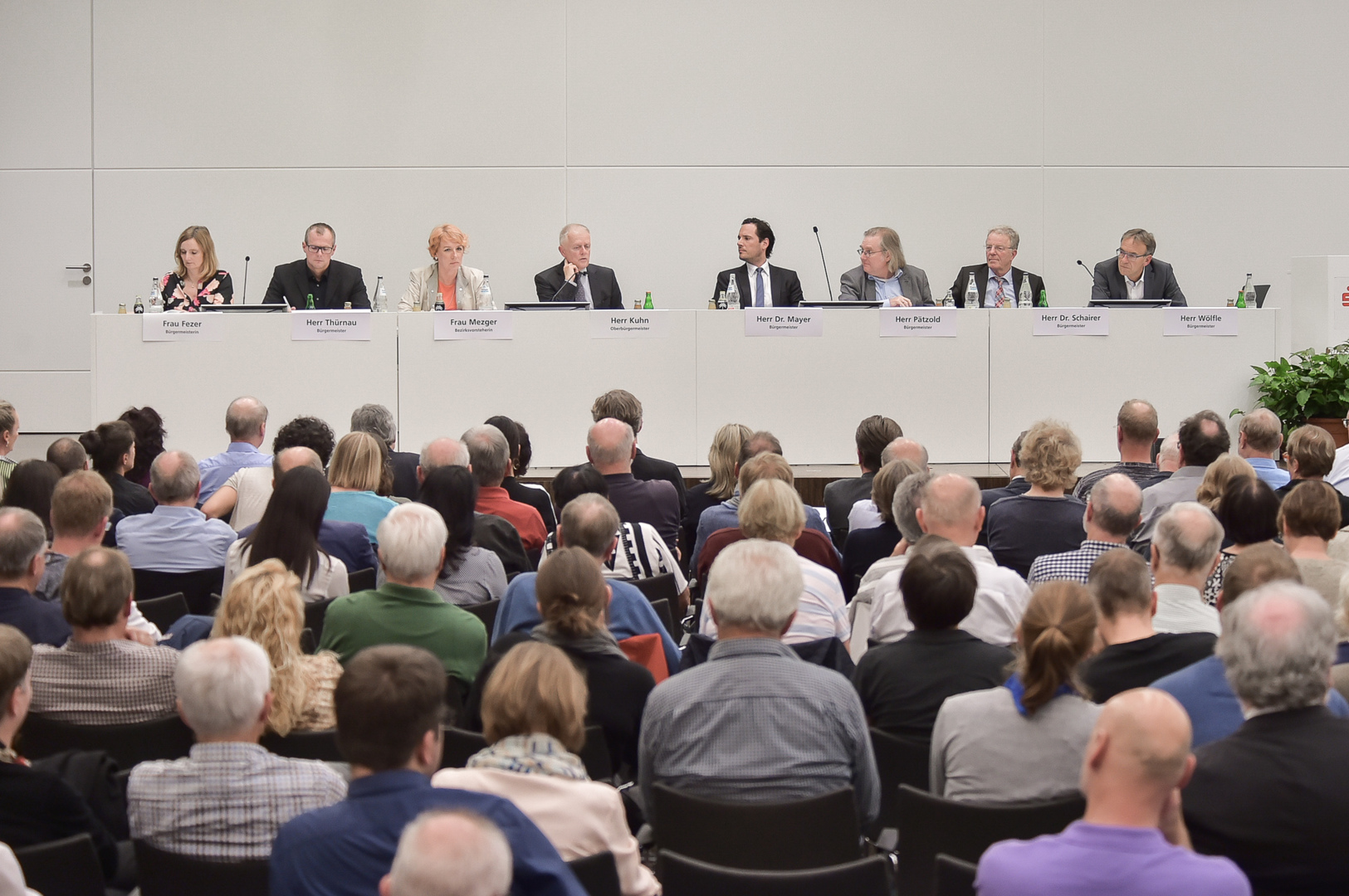 Rund 300 Bürgerinnen und Bürger waren zur Einwohnerversammlung im Stadtbezirk gekommen. Foto: Ferdinando Iannone