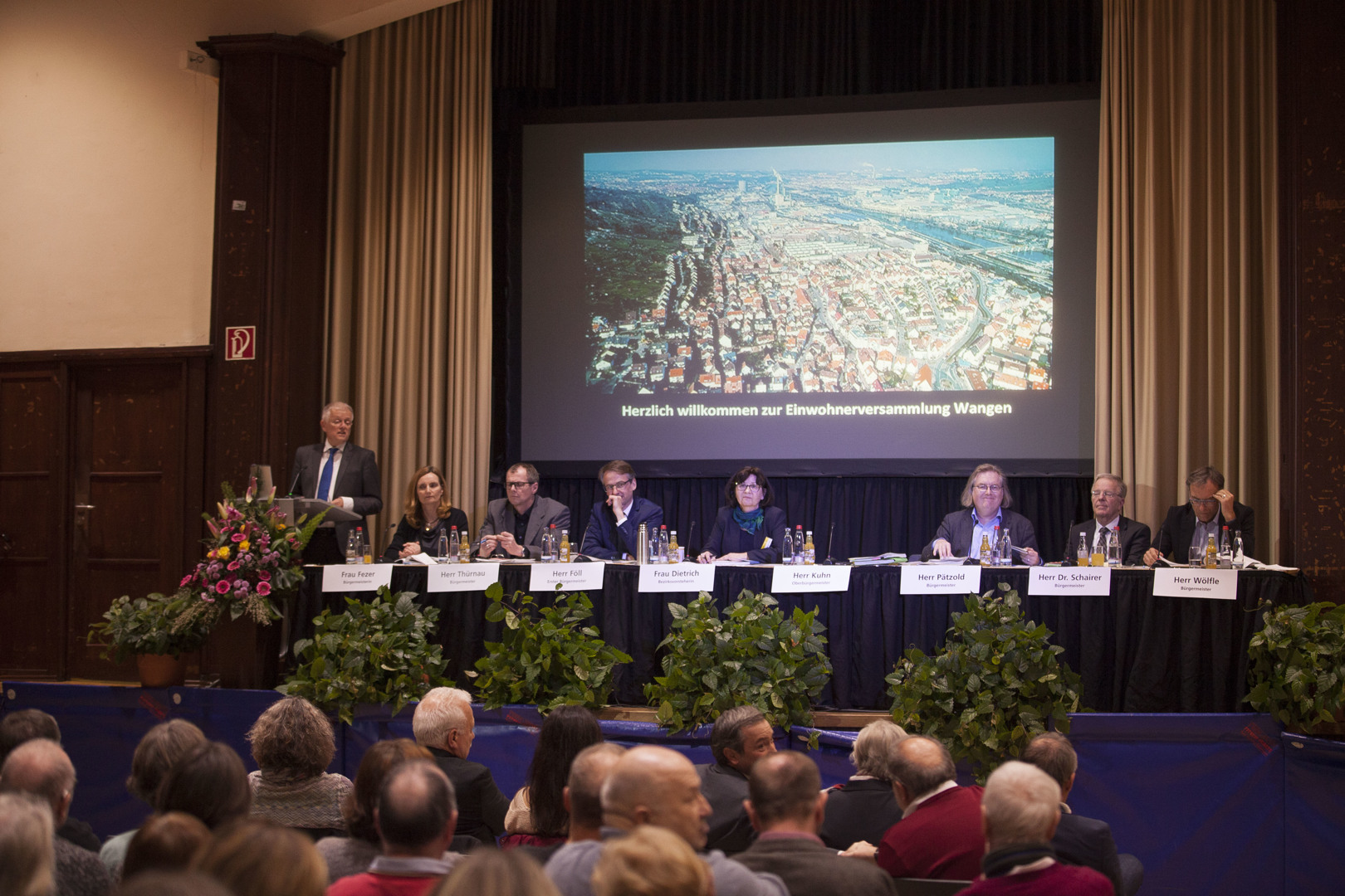 Zahlreiche Einwohner nutzten die Gelegenheit mit OB Kuhn und den Bürgermeistern sowie der Bürgermeisterin zu diskutieren. Foto: Leif Piechowski