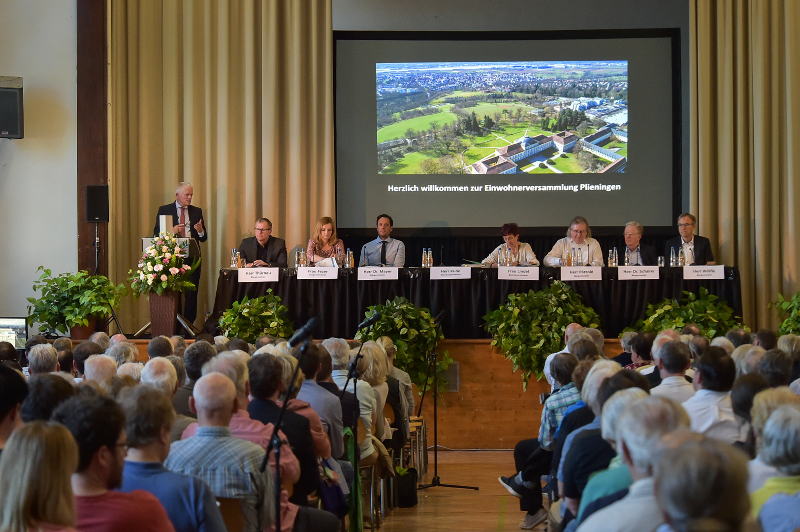Direkte Antworten erhielten die Besucher der Einwohnerversammlung von OB Kuhn, der anwesenden Bürgermeisterin und den Bürgermeistern. Foto: Ferdinando Iannone