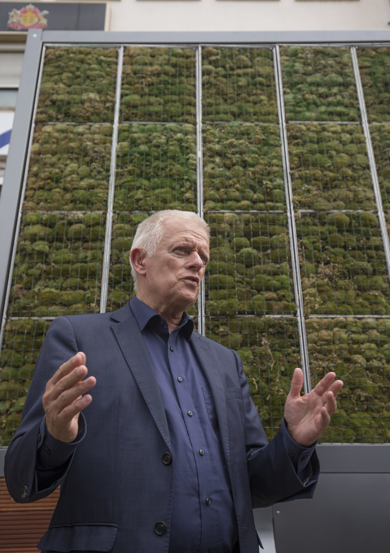 OB Kuhn präsentiert die ersten CityTrees in Stuttgart. Foto: Stadt Stuttgart/Leif Piechowski.