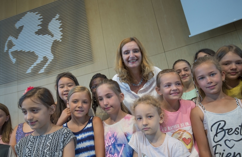 Bürgermeisterin Isabel Fezer und einige der Kinder, die an den Workshops zur 'Qualitätsanalyse Stuttgarter Ganztagesgrundschulen' teilgenommen hatten. Foto: Leif Piechowski