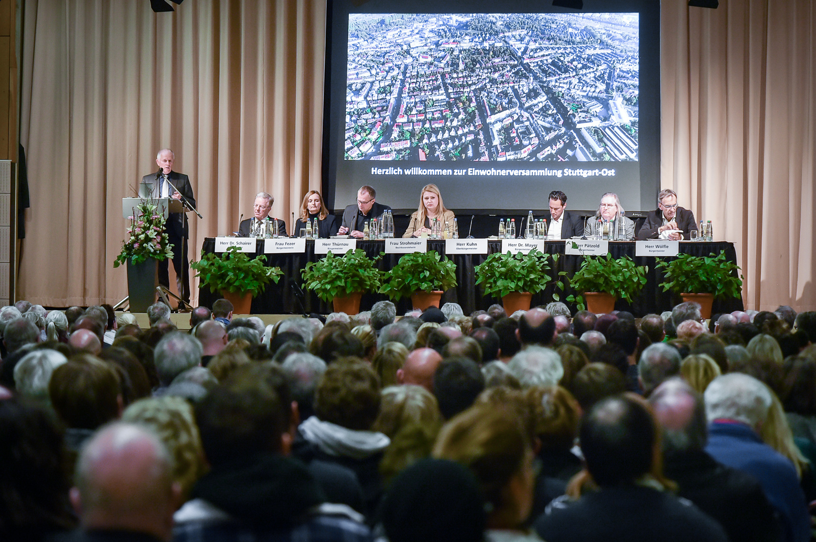 Zahlreiche Einwohner nutzten die Gelegenheit, mit Oberbürgermeister Fritz Kuhn und den Bürgermeistern ins Gespräch zu kommen. Foto: Ferdinando Iannone