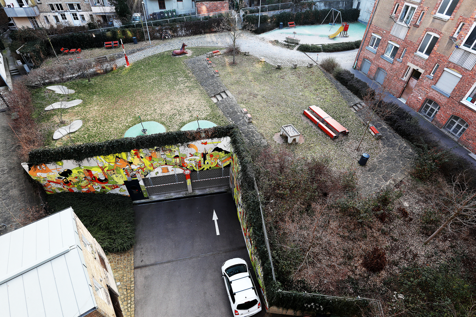 Der entkernte Innenhof im Rossbollengässle bot die Chance für dringend benötigte Stellplätze sowie Spiel- und Grünanlagen. Foto: Thomas Hörner