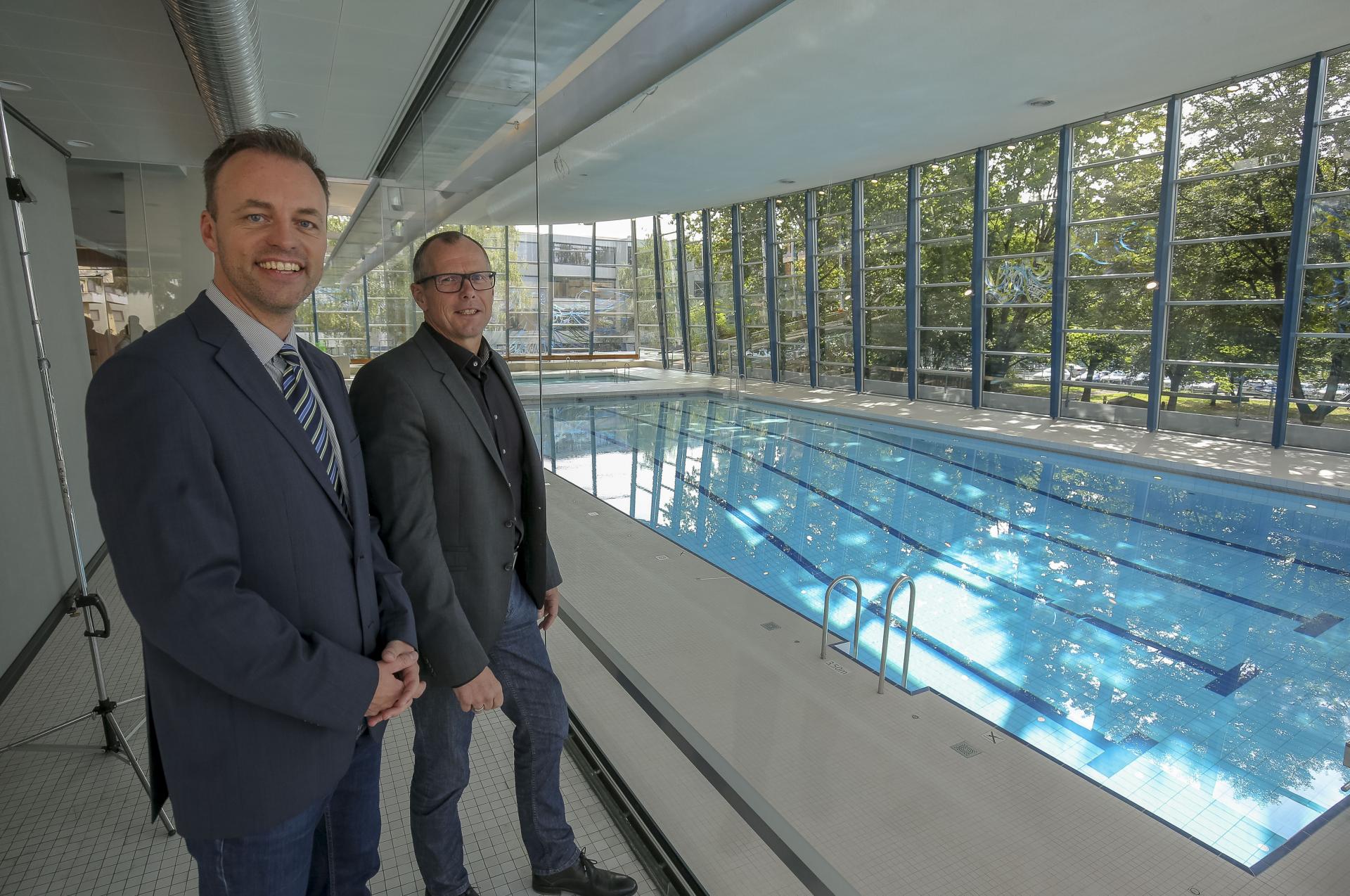 Technik-Bürgermeister Dirk Thürnau (rechts) und der Geschäftsführer der Stuttgarter Bäder, Alexander Albrand, im wiedereröffneten Hallenbad Feuerbach. Foto: Leif Piechowski/Stadt Stuttgart