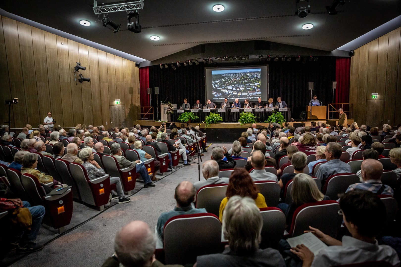 Im Dialog mit den Einwohnern Sillenbuchs: OB Fritz Kuhn und die Bürgermeisterinnen und Bürgermeister. Foto: Julian Rettig