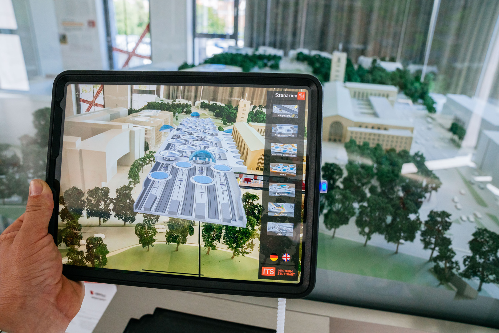 Via Tablet kann sich der Besucher zum Beispiel den genauen Ablauf des Bahnprojekts anzeigen lassen. Foto: Thomas Niedermüller/its-projekt.de