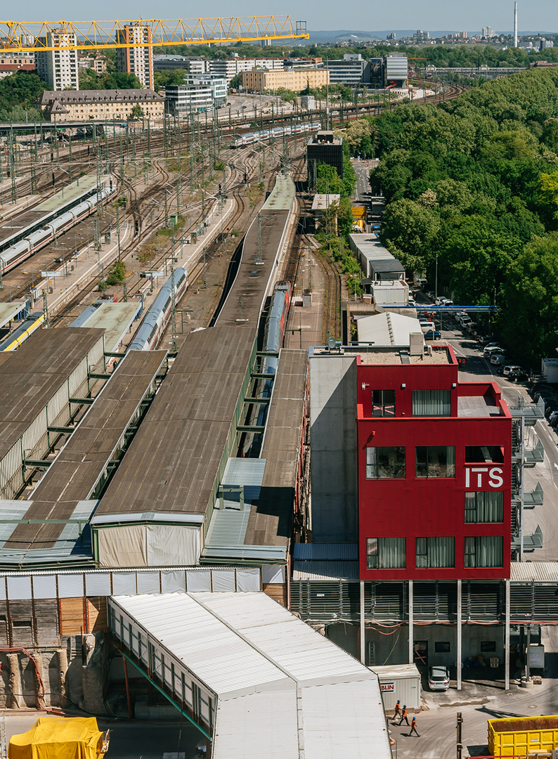 Ganz nah dran: Der Infoturm ist nicht zu übersehen und bietet vielfältige Ein- und Ausblicke. Fotos: Thomas Niedermüller/its-projekt.de