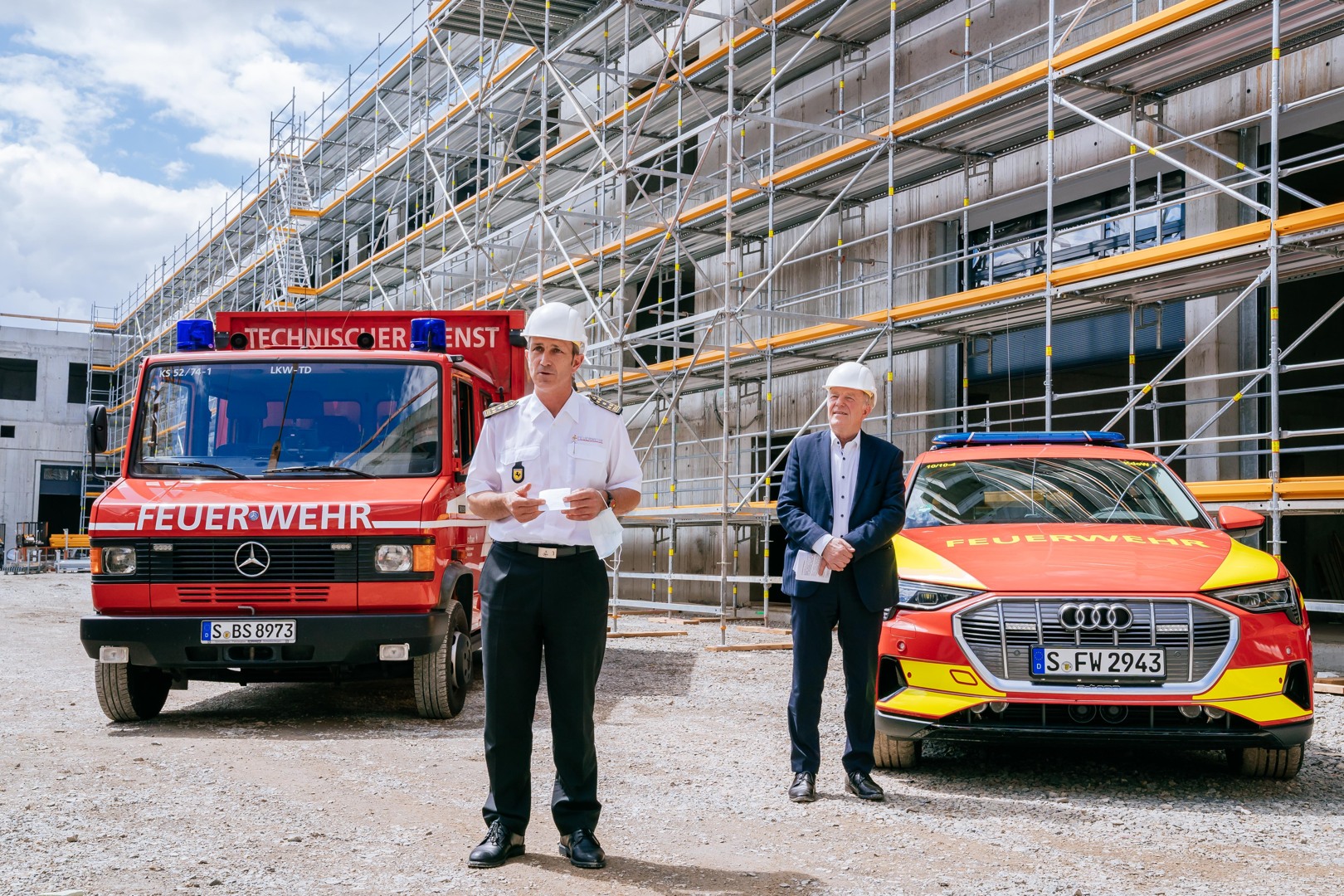 Dr. Belge, Leiter der Stuttgarter Branddirektion, und Bürgermeister Dr. Schairer informieren am 17. Juli 2020 über den Baufortschritt auf der neuen Feuer- und Rettungswache 5 in Möhringen. Foto: Thomas Niedermüller, Rechte: LHS