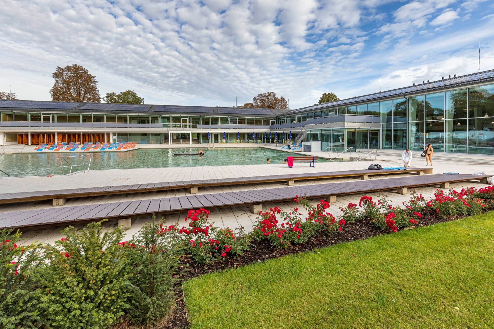 Blick auf das Außenbecken im Mineralbad Berg am Wiedereröffnungstag. Foto: Thomas Wagner, Rechte: Stadt Stuttgart.
