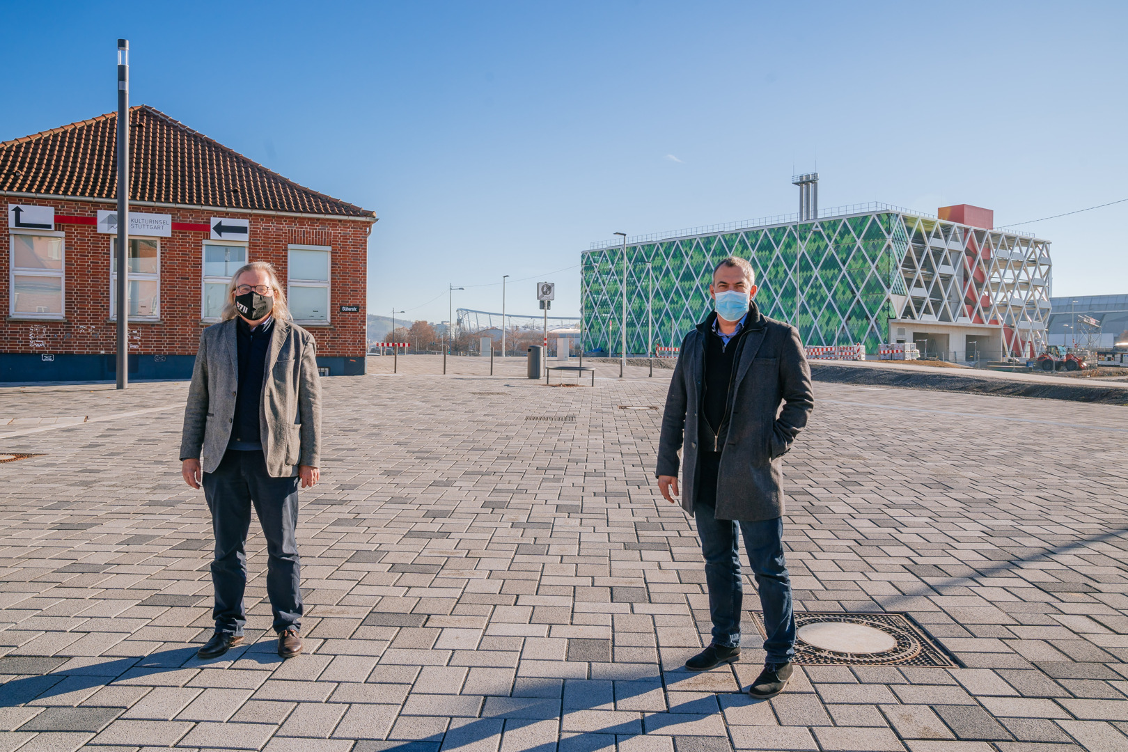Der Bürgermeister für Städtebau und Wohnen, Peter Pätzold, (li.) und Tiefbauamtsleiter Jürgen Mutz (re.) haben am 26. November den Marga-von-Etzdorf-Platz im Neckarpark eröffnet. Foto. Thomas Niedermüller, Rechte: LHS.