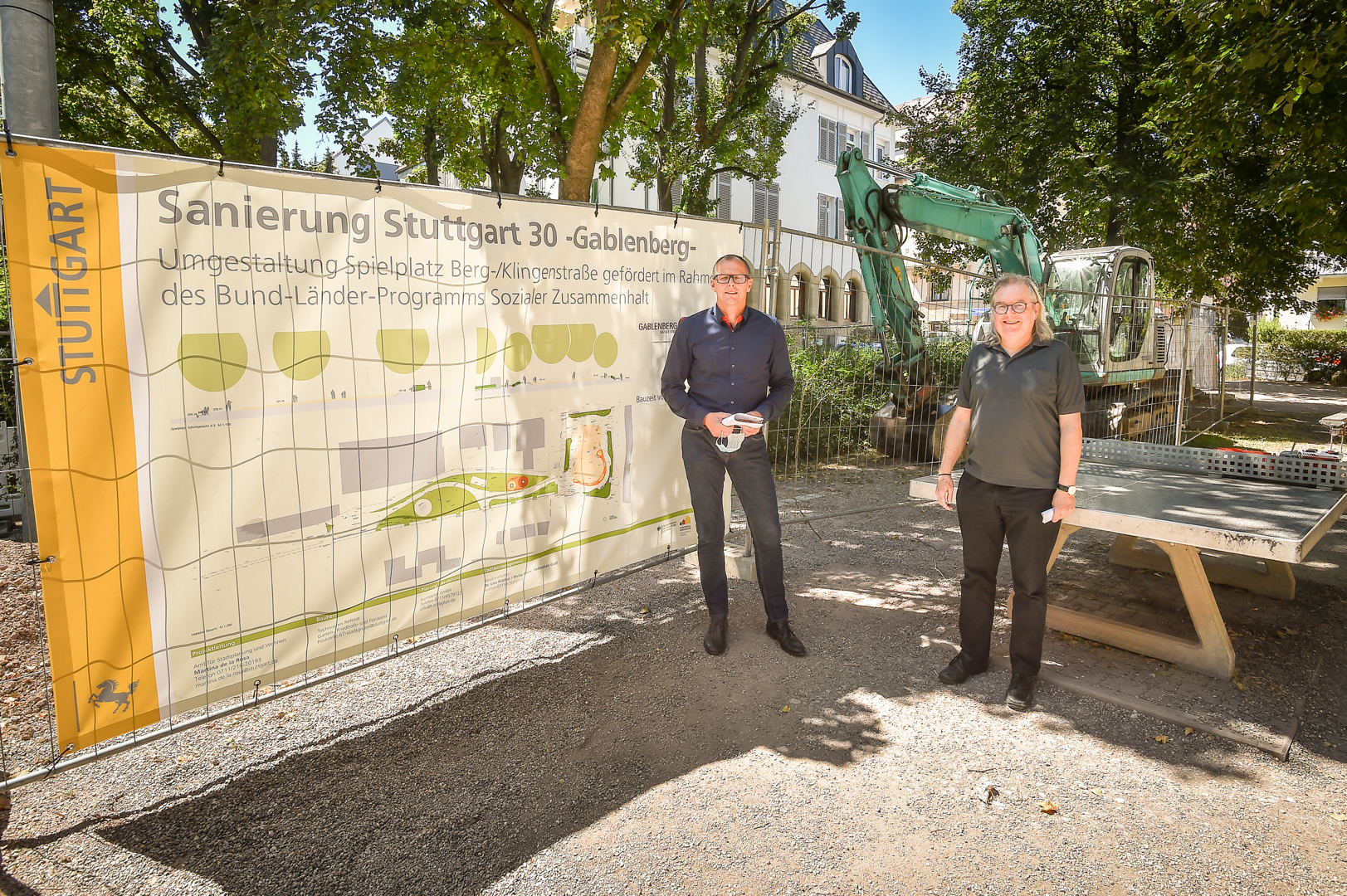 Zum Baustart am „Kleinen Spielplatz“ waren auch die Bürgermeister Dirk Thürnau (l.) und Peter Pätzold (r.) vor Ort. Foto: Ferdinando Iannone
