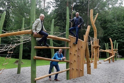 Der Leiter des Garten‐, Friedhofs‐ und Forstamts, Volker Schirner, der Abteilungsleiter Forsten und Servicebetriebe beim Garten‐, Friedhofs‐ und Forstamt, Dr. Matthias Holzmann, und Technikbürgermeister Dirk Thürnau (v.l.n.r.) haben den neuen Waldspielplatz eingeweiht. Foto: Thomas Hörner/Stadt Stuttgart