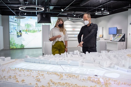 Neben dem Stadtmodell bieten mehrere Screens und Projektoren weitere interessante Informationen zu Stuttgart Rosenstein. Foto: Leif Piechowski/LHS