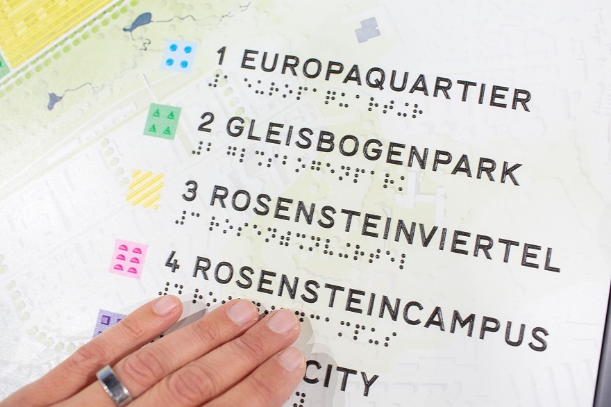 Barrierearme Stationen, wie Audiodeskriptionen, Gebärdensprachvideos, Informationen in leichter Sprache und zum Ertasten in Braileschrift ergänzen das Angebot. Foto: Leif Piechowski/LHS