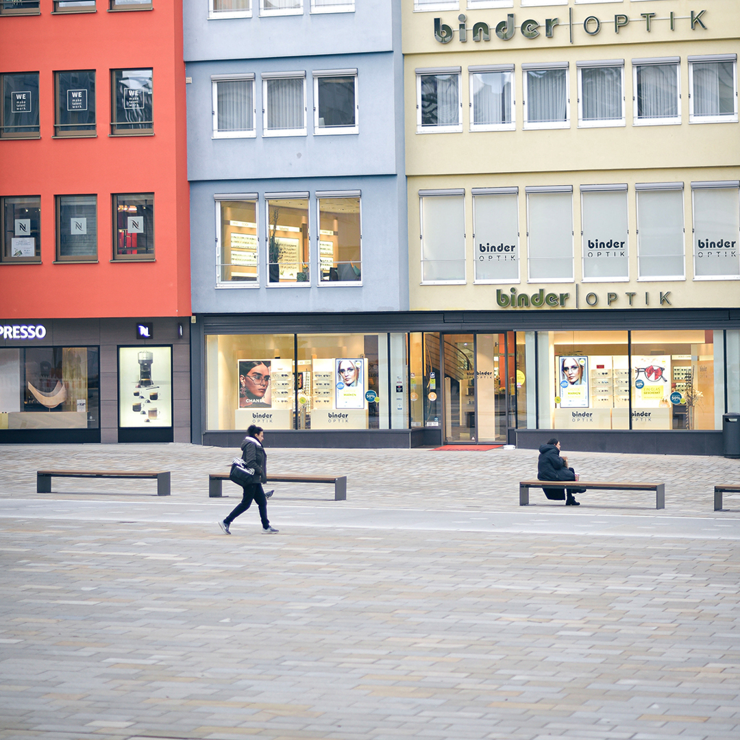 Ein großer Teil des Marktplatzes ist bereits fertiggestellt, am Fontänenfeld stehen bereits die Bänke. Foto: Max Kovalenko