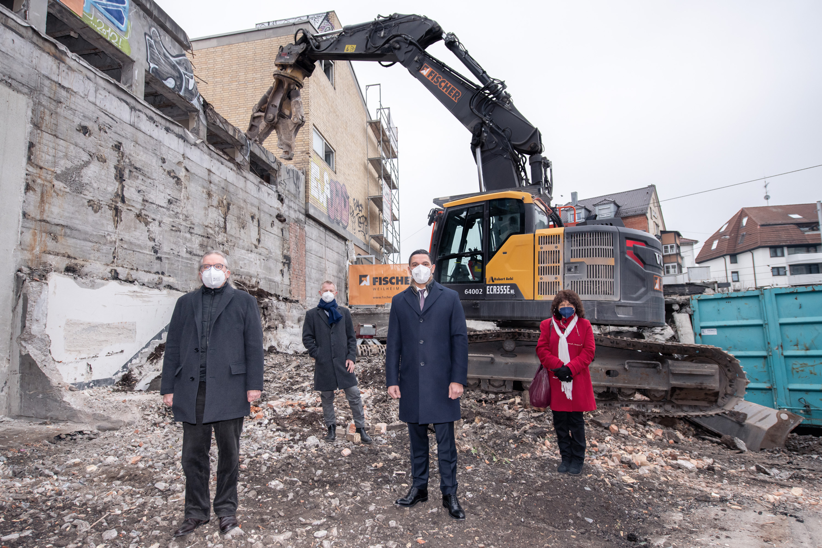 Bürgermeister Peter Pätzold, Architekt Joel Harris, Geschäftsführer Samir M. Sidgi, SWSG/Bauherrin, und Ingrid Schwerdtfeger, Sprecherin der AG im Stöckachtreff, haben den Startschuss für die Bauarbeiten am Stöckach gegeben. (von links) Foto: Sebastian Bullinger/SWSG.