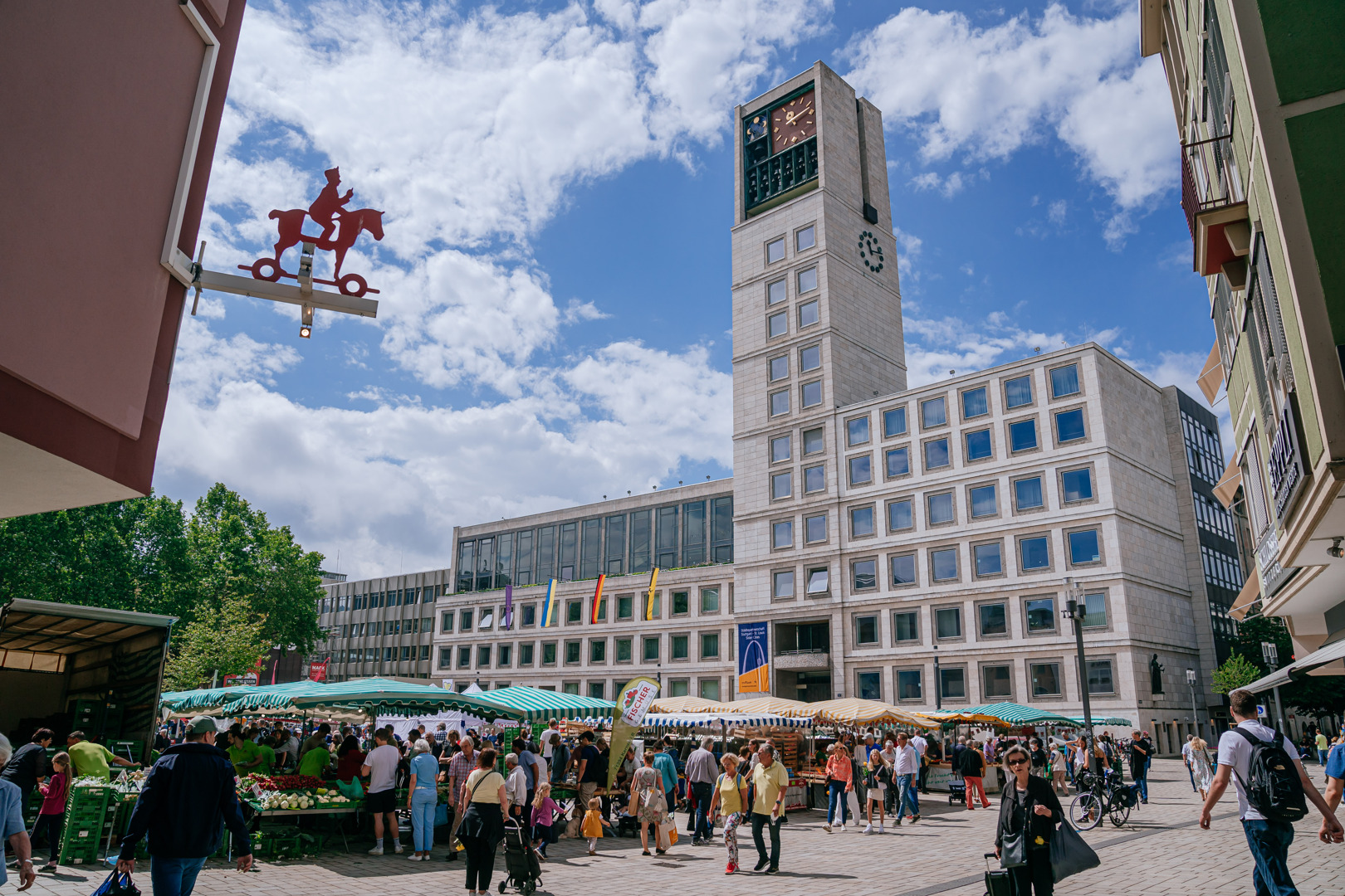 Der Marktplatz mit den Marktständen von der Stiftstraße aus gesehen.