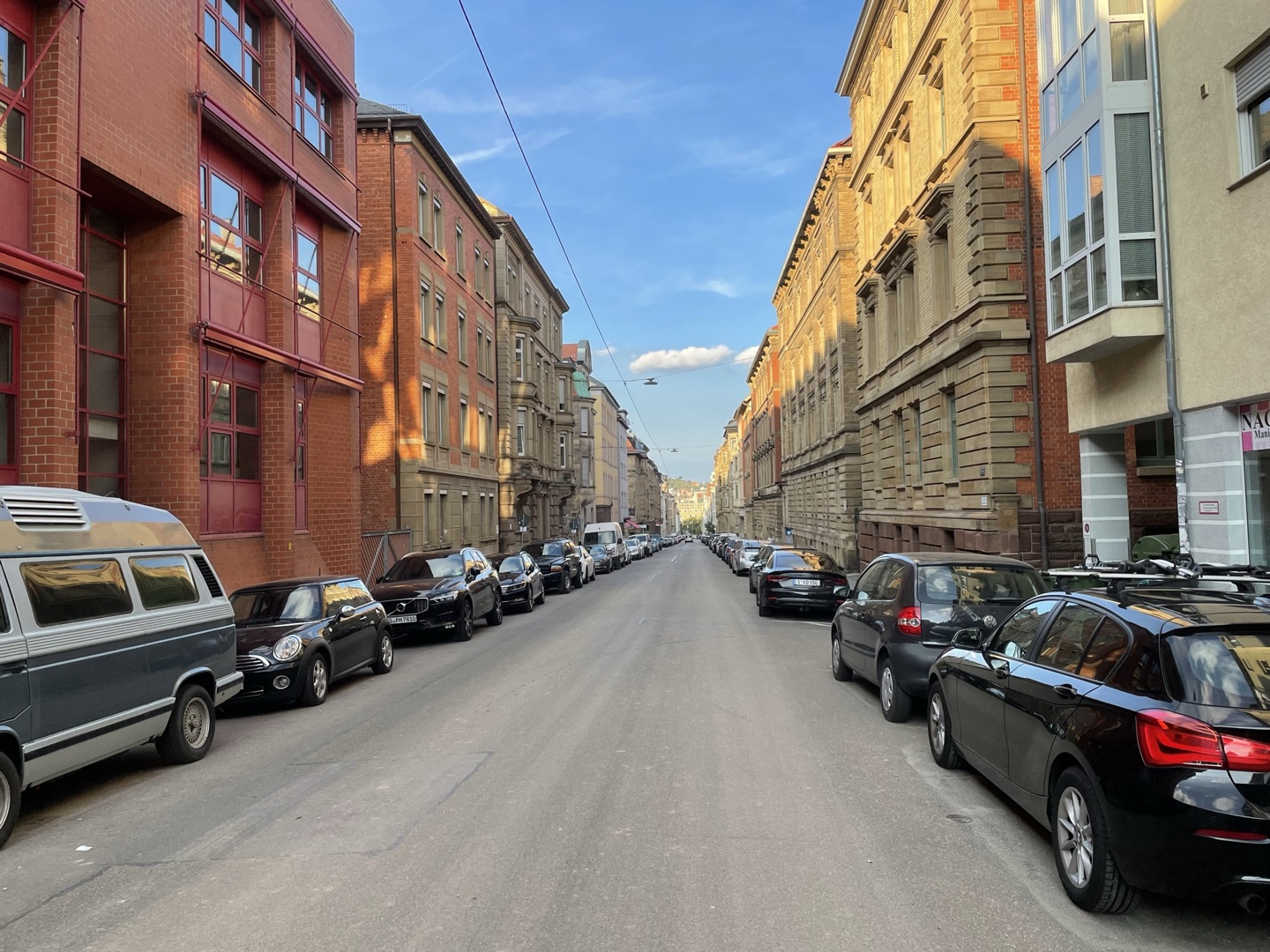 Blick in die Augustenstraße in Stuttgart-West. Vor den Häusern parken viele Autos. Bild: Stadt Stuttgart