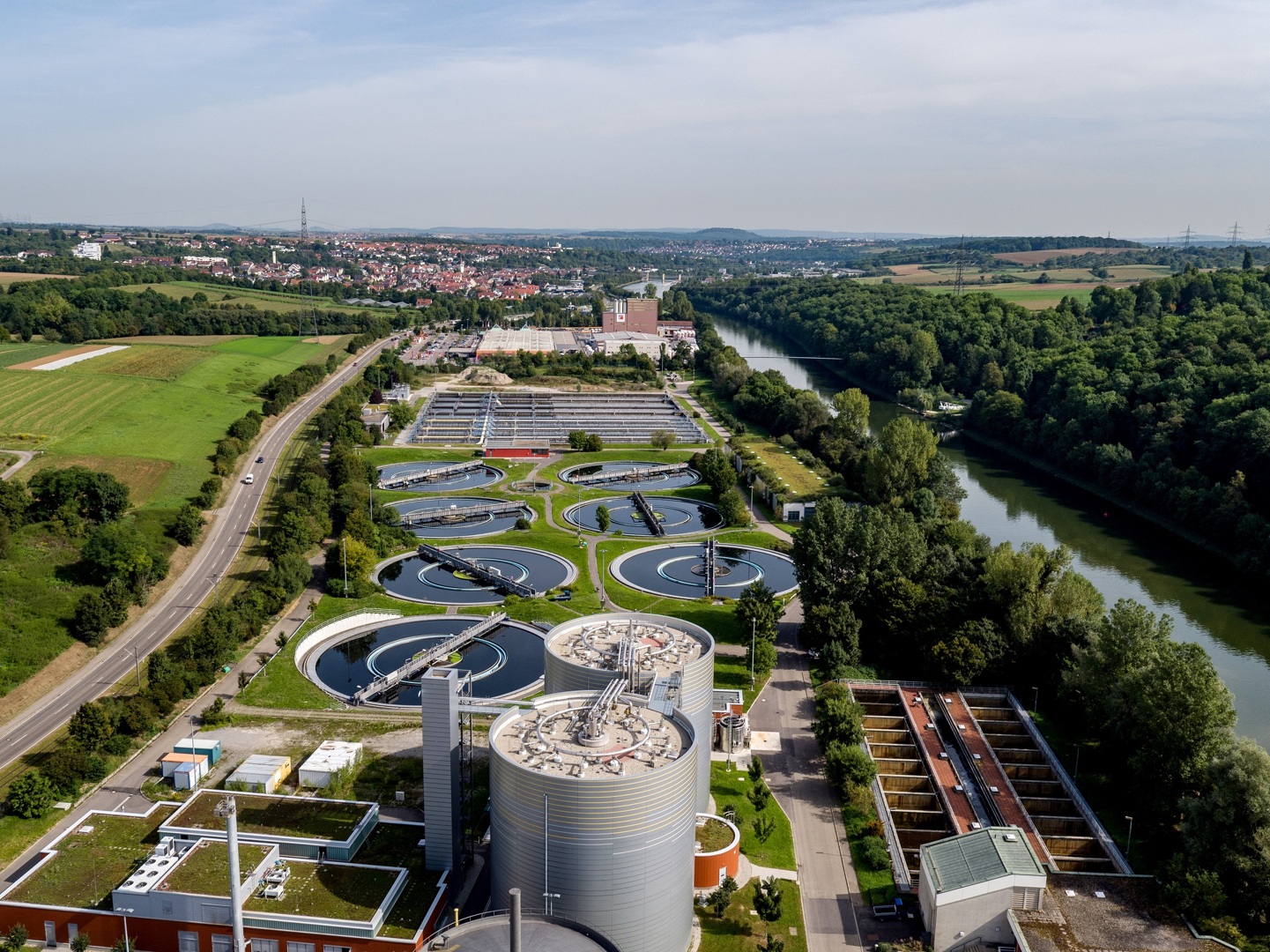 Blick auf das Hauptklärwerk Mühlhausen aus Sicht einer Drohne. Foto: Michael Fuchs/SES
