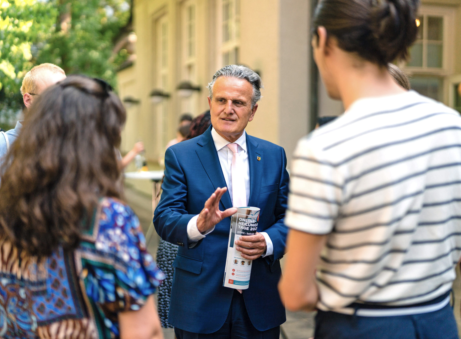 Der Oberbürgermeister steht mit Mitgliedern des Bürgerrats auf einem Gehweg und bespricht sich mit Ihnen. Foto: Ludmilla Parsyak/Stadt Stuttgart