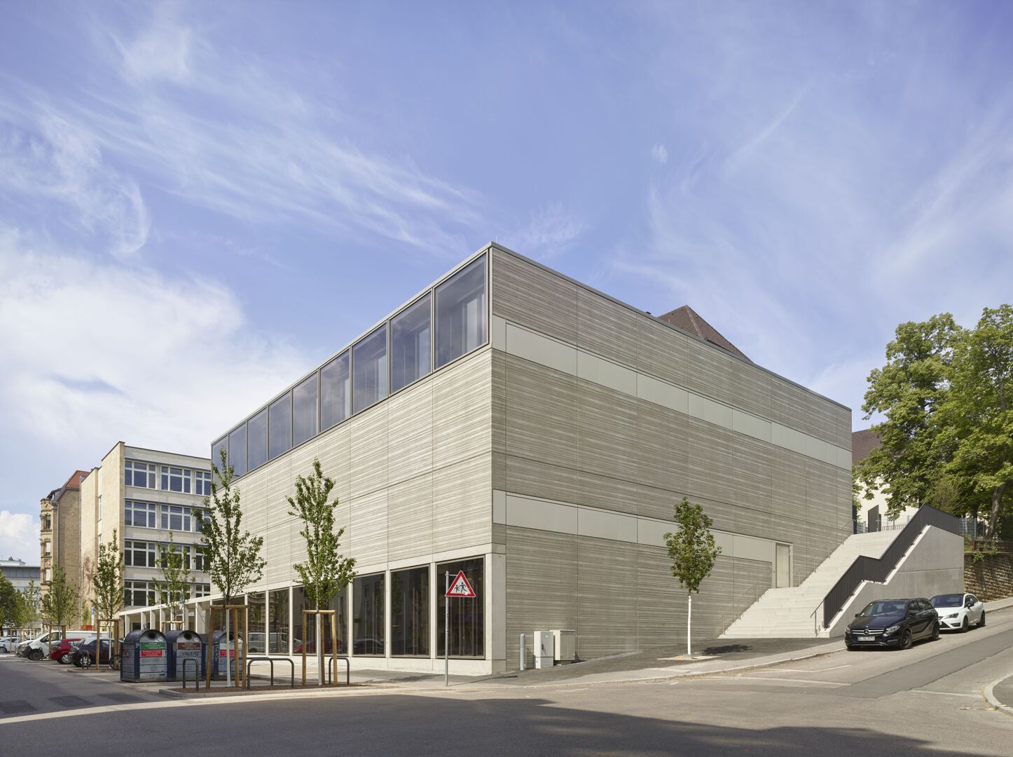 Blick auf den Turnhallenneubau von Osten her. Foto: Roland Halbe/Stadt Stuttgart