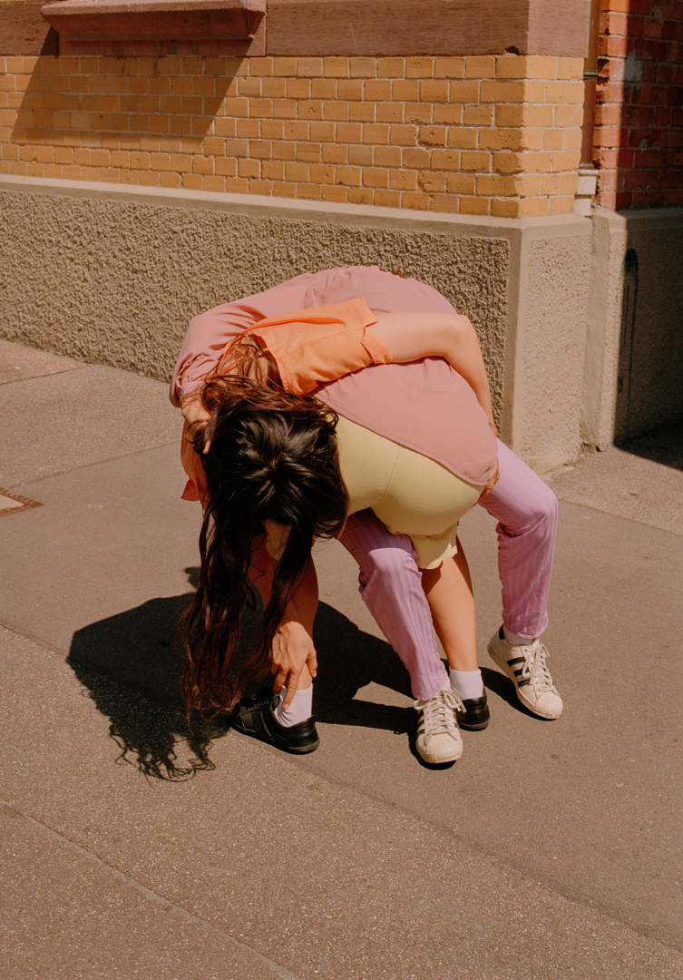 Zwei ineinander verschlungene Menschen.