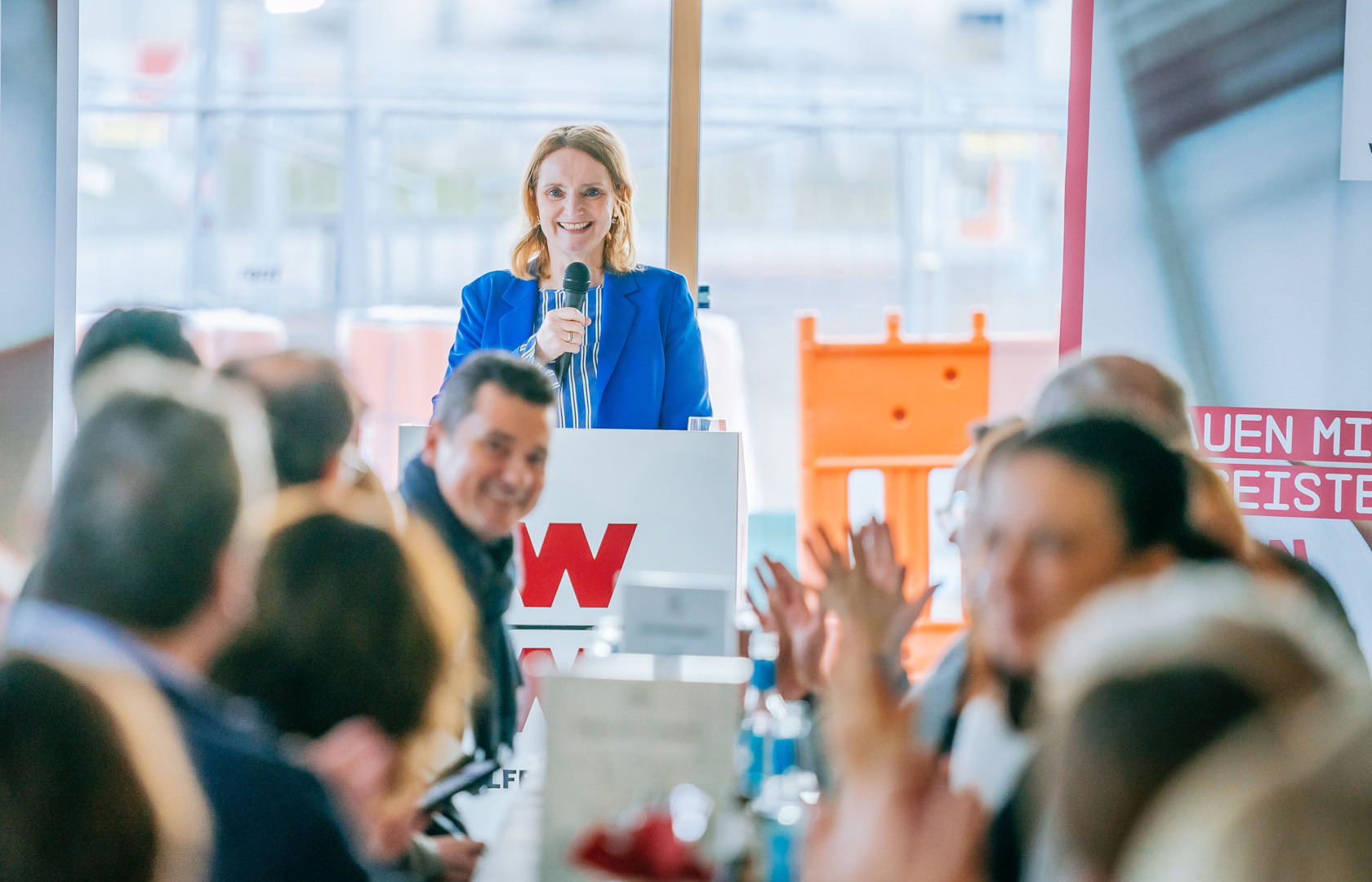 Eine Frau steht am Rednerpult.