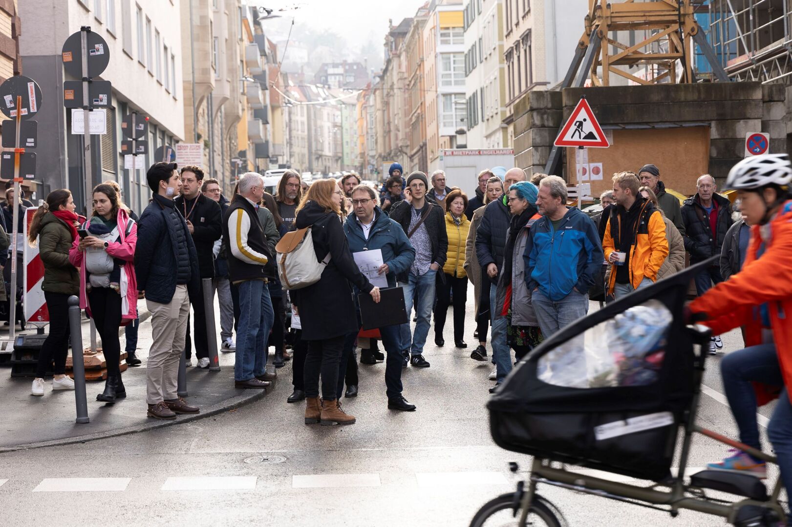 Anwohner informieren sich über den Verkehrsversuch